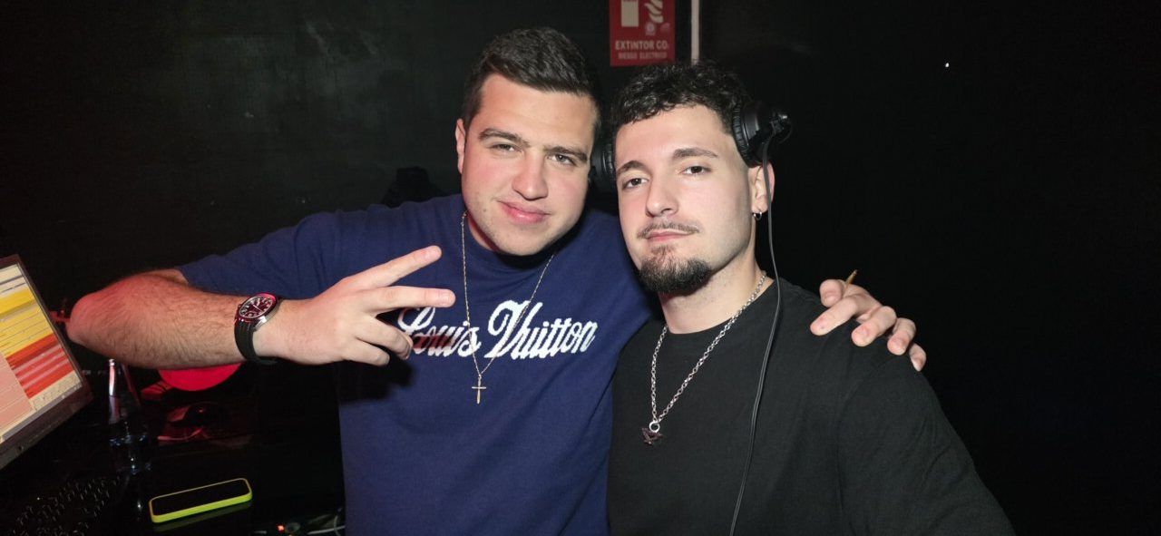 Dos hombres posando en una fiesta durante Jueves Santo en Ponferrada