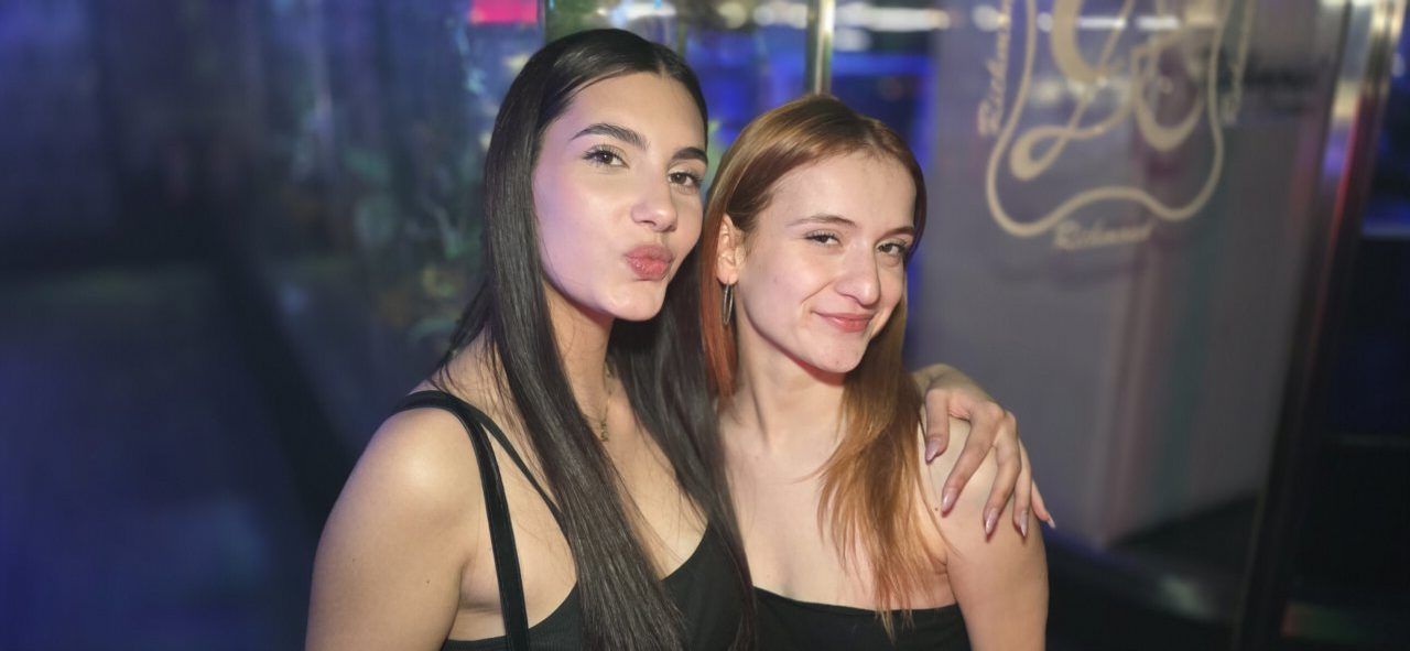 Dos mujeres sonriendo en una fiesta durante Jueves Santo en Ponferrada