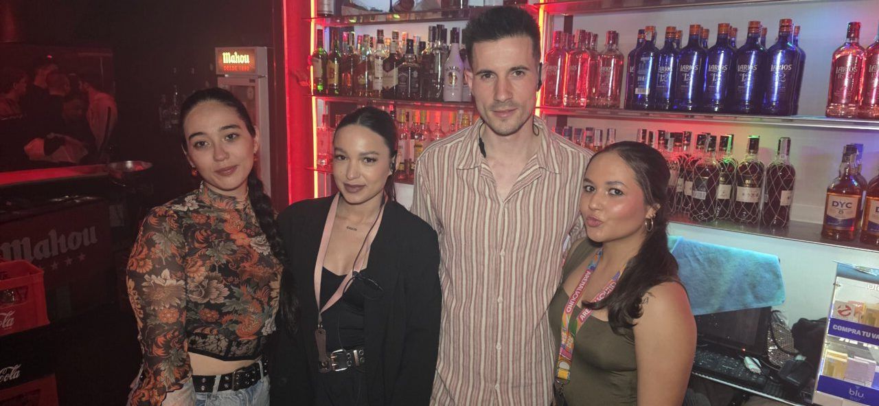 Cuatro personas posando en un bar durante la fiesta de Jueves Santo en Ponferrada