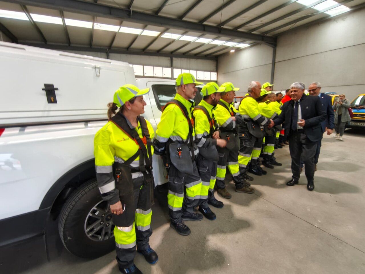 Grupo de trabajadores en uniforme amarillo en un evento del programa MONTEL