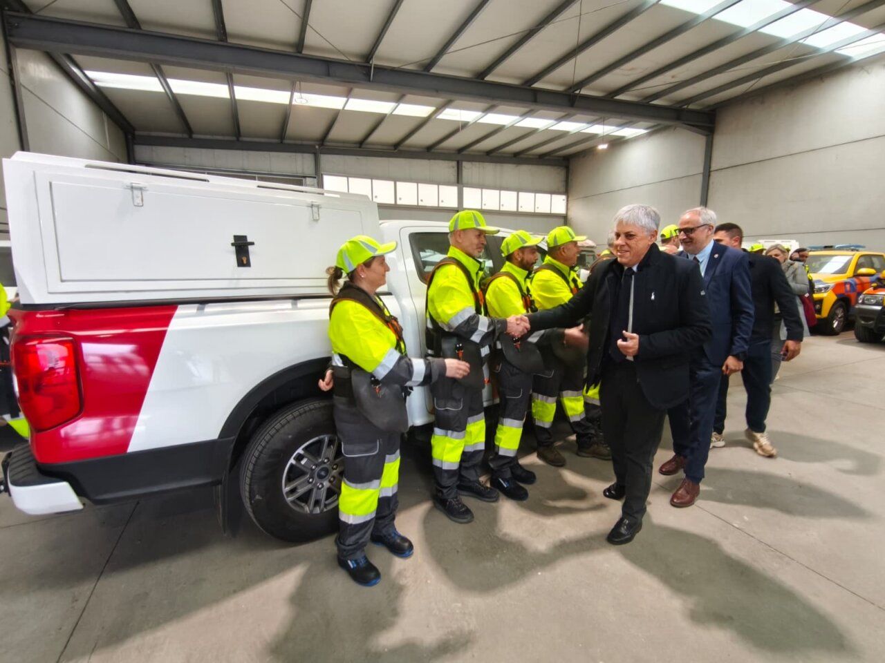 Reunión del programa MONTEL con trabajadores en un entorno industrial