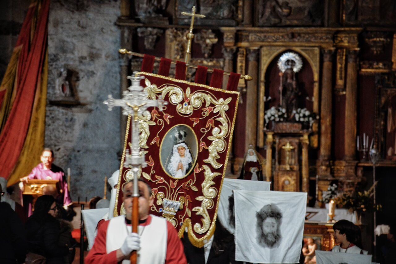 Participantes en la procesión de la Pasión en Carracedo del Monasterio