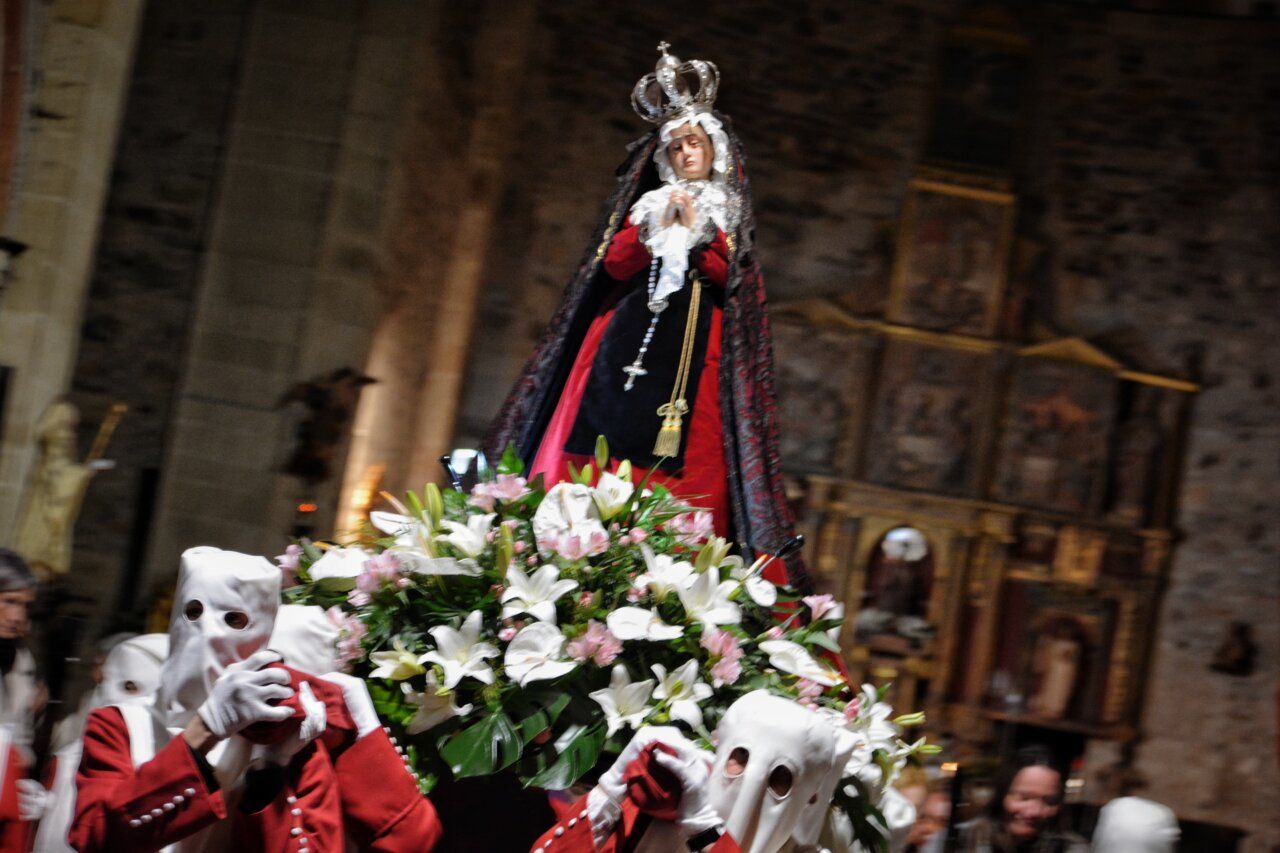 Imagen de la procesión de la Pasión en Carracedo del Monasterio con una figura religiosa