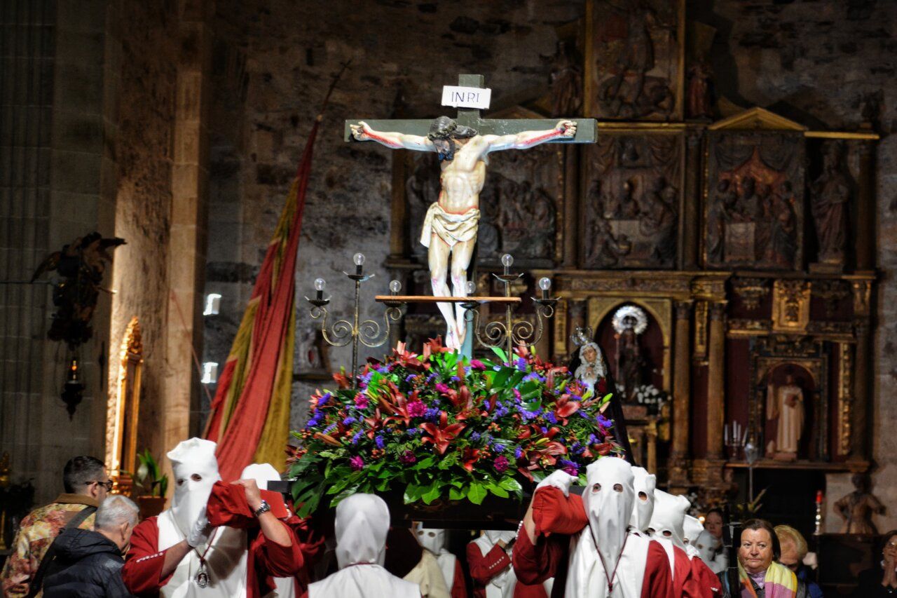Procesión de la Pasión en Carracedo del Monasterio con flores y figura religiosa