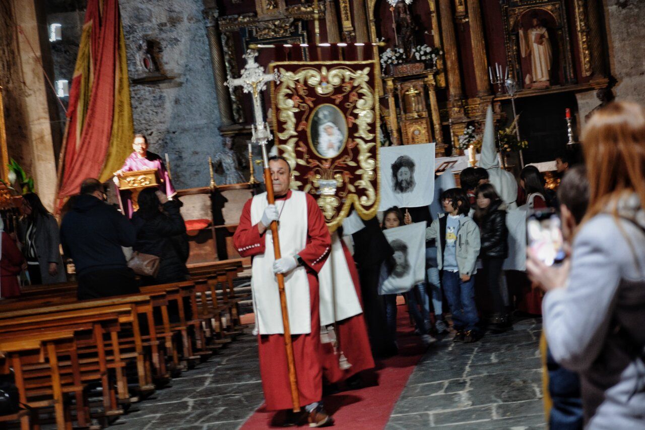 Participantes en la procesión de la Pasión en Carracedo del Monasterio