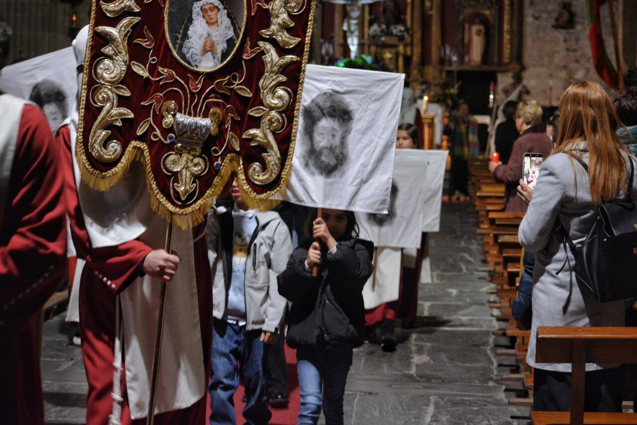 Participantes de la procesión de la Pasión en Carracedo del Monasterio