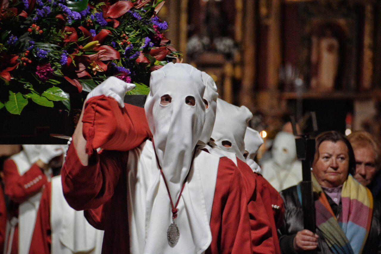 Participantes en la procesión de la Pasión en Carracedo del Monasterio