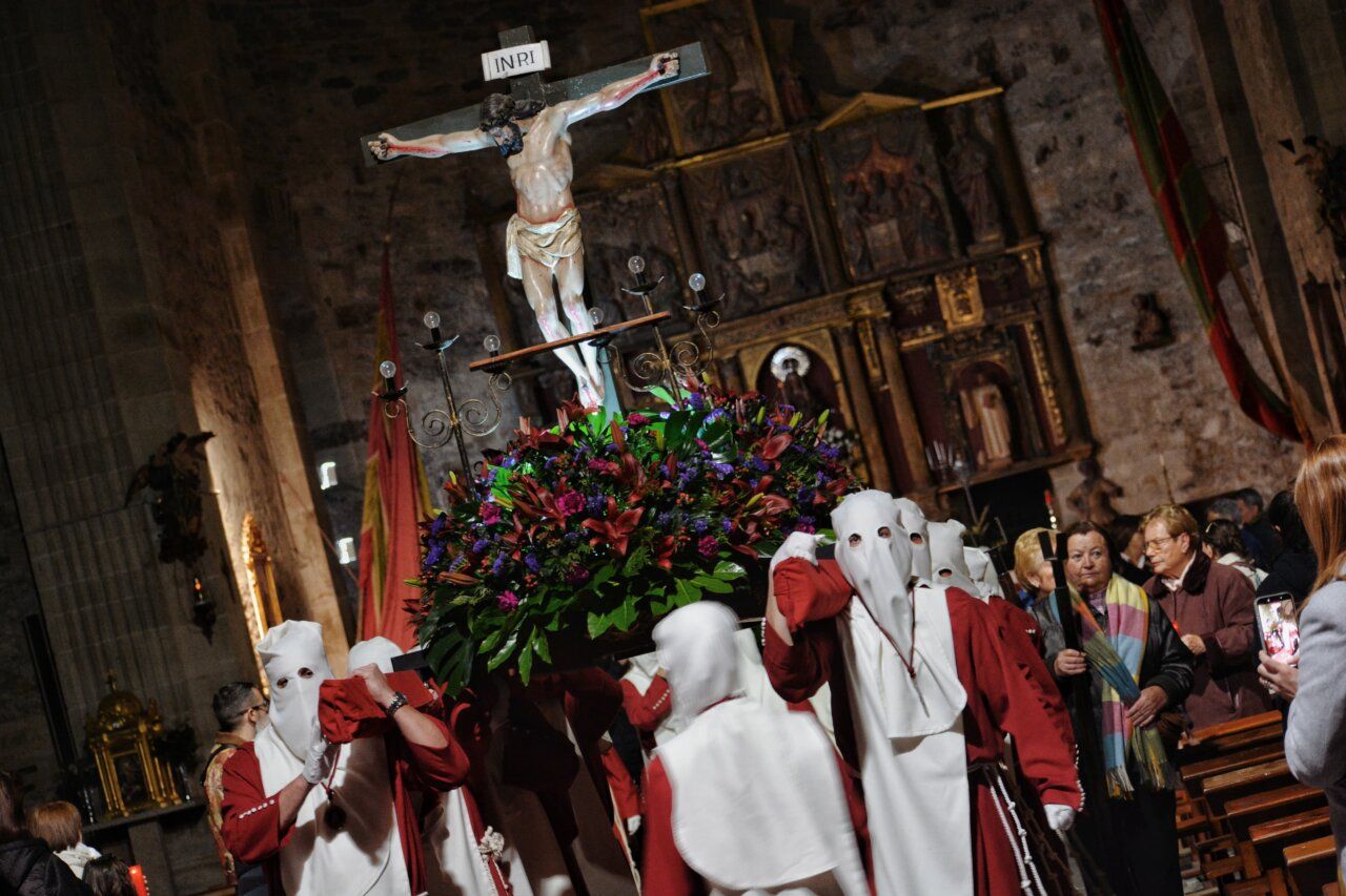 Participantes en la procesión de la Pasión en Carracedo del Monasterio