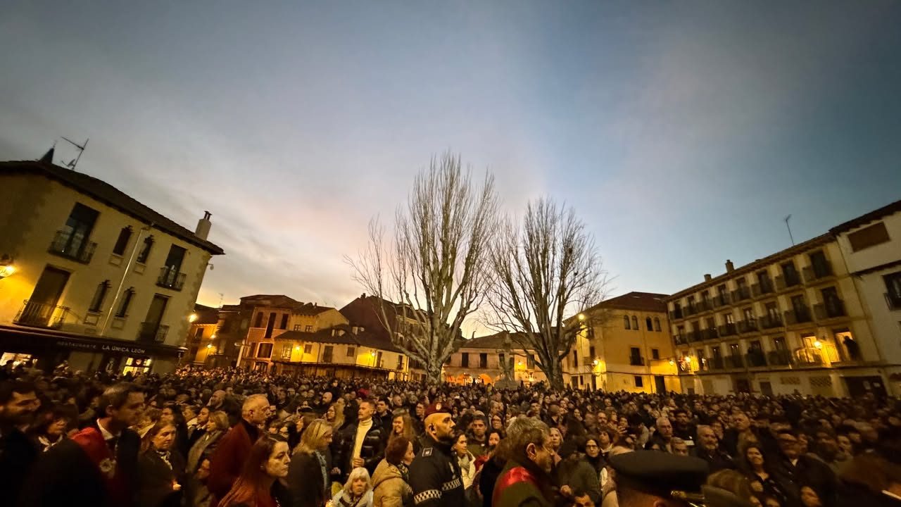 Multitud de personas en la Semana Santa de León al atardecer