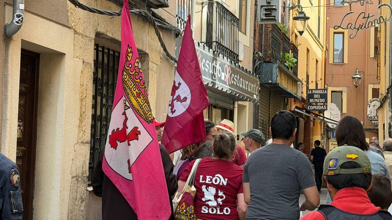 Manifestantes en León con banderas y camisetas del leonesismo