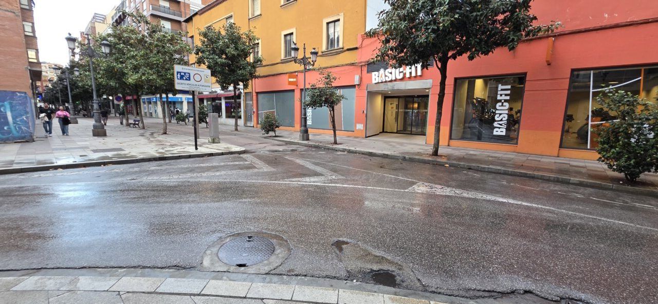 Calle en Ponferrada tras un derrame de gasolina de una moto