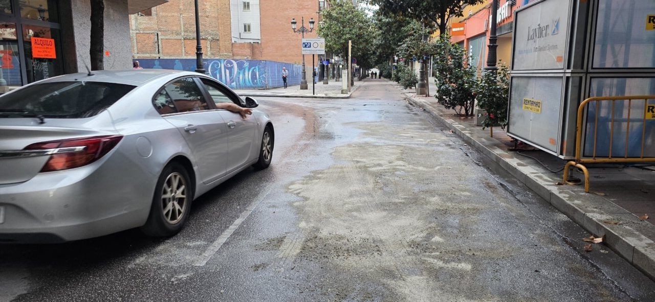Calle en Ponferrada con derrame de gasolina y vehículos