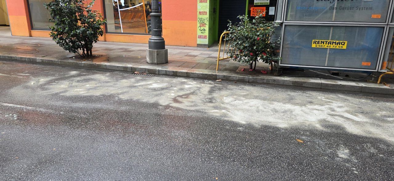 Zona de la calle en Ponferrada con derrame de gasolina