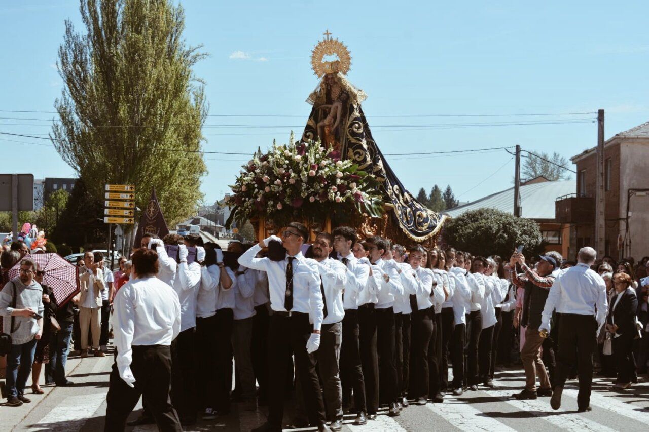 Procesión de la Virgen de la V Angustia en Cacabelos durante el Lunes de Pascua.