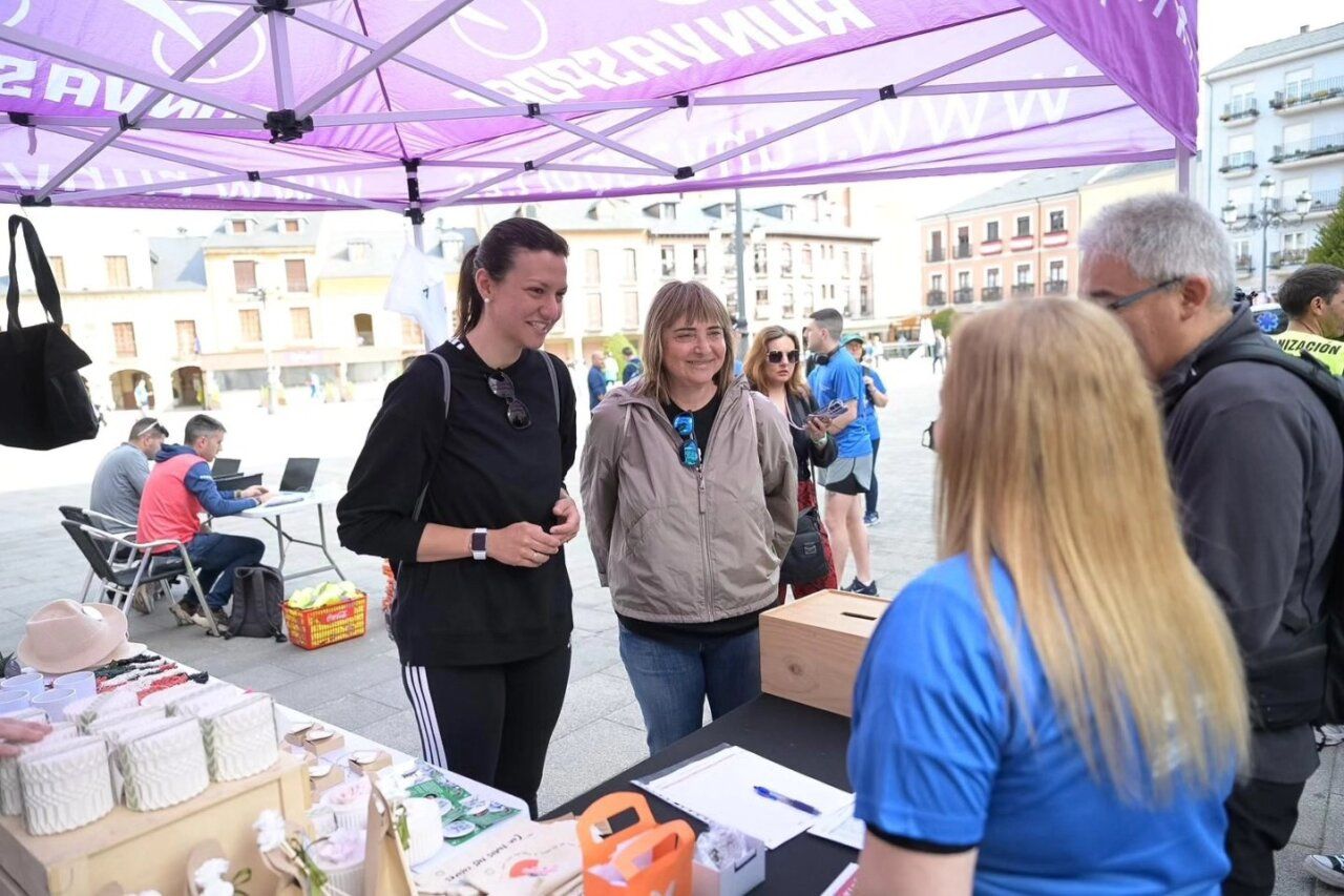 Vecinos participando en la marcha solidaria del Día de la Comunidad en Ponferrada