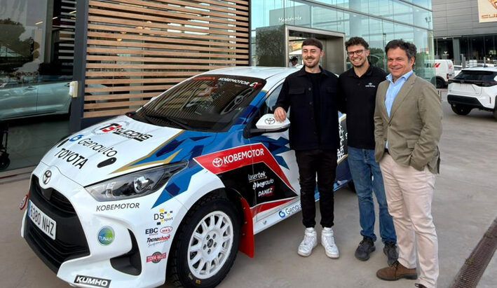 Mario y Samuel Folgueral junto a un coche de rally Toyota