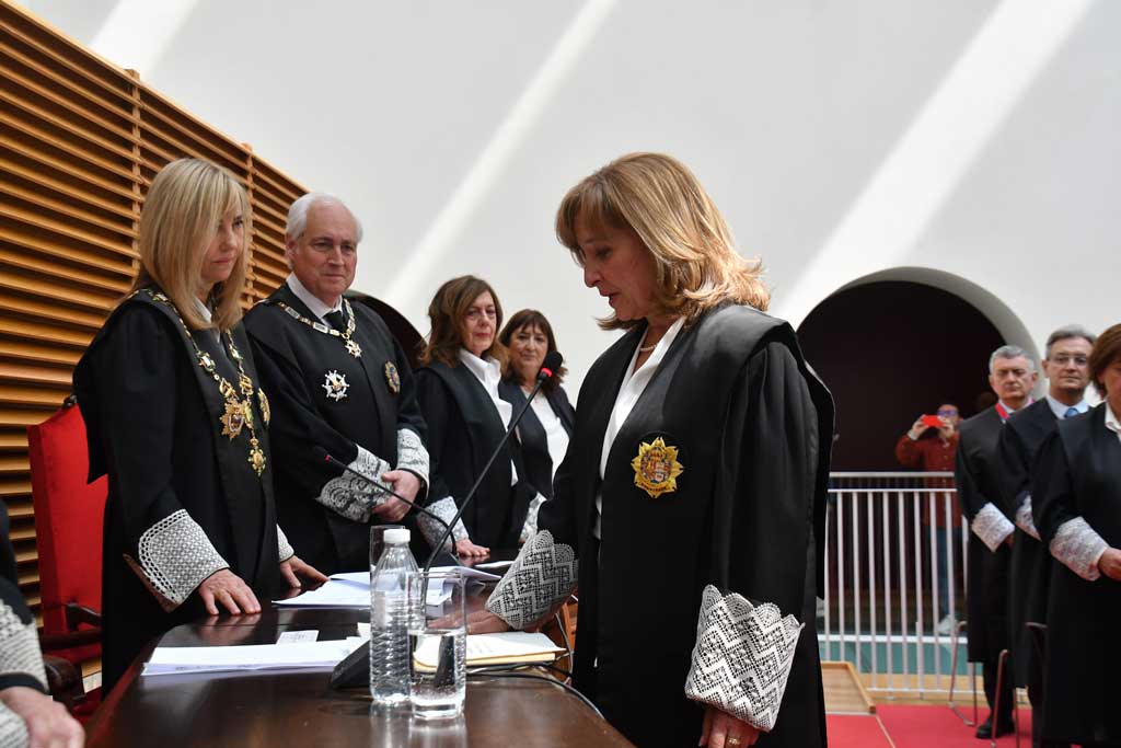 Ceremonia de entrega de la Medalla Reina Urraca a Ana del Ser en la Universidad de León