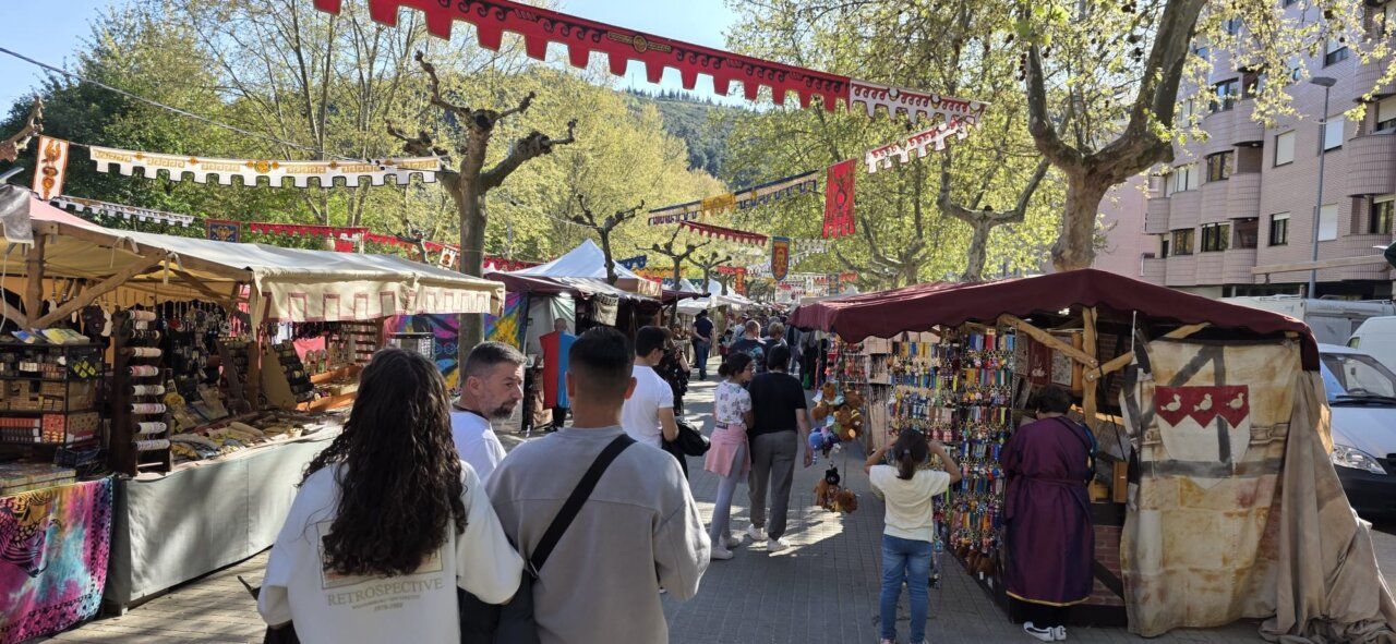 Vista de un mercado romano con puestos y decoraciones coloridas