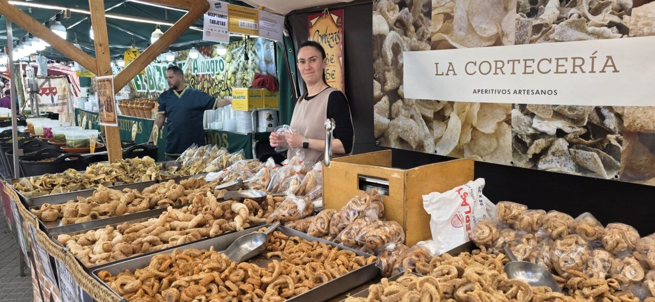 Mujer en un mercado romano vendiendo aperitivos artesanales
