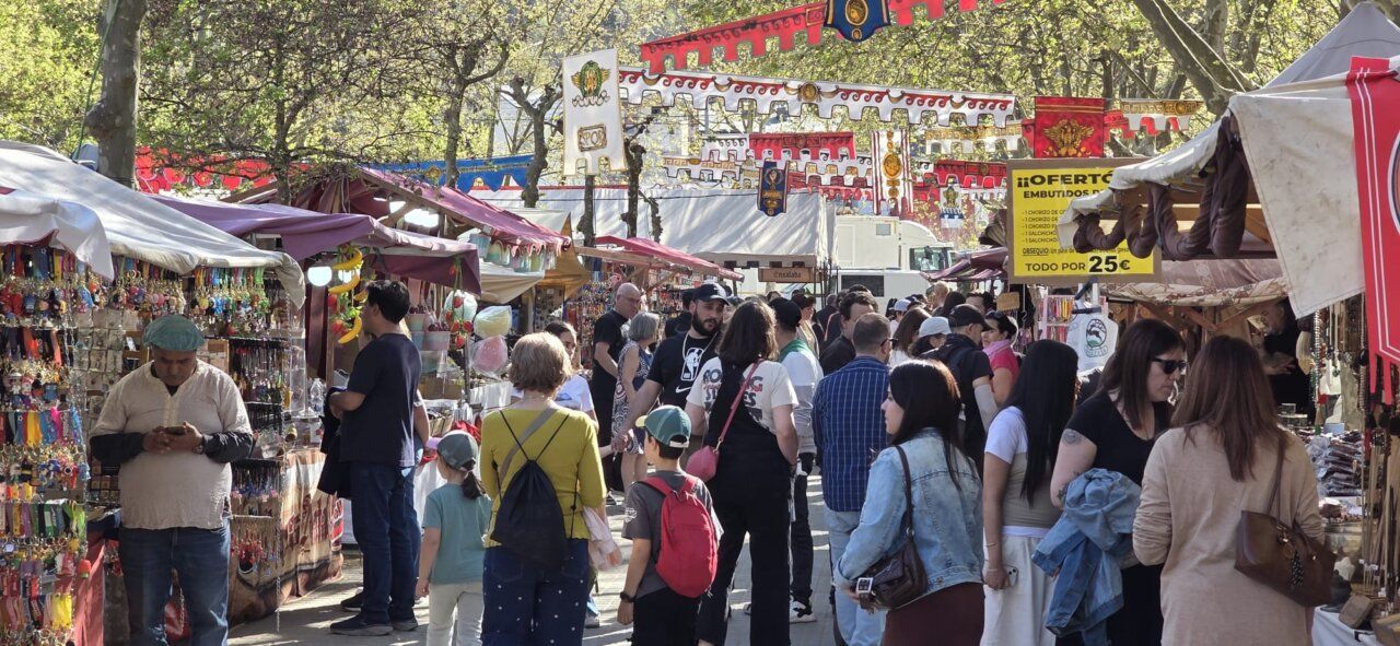 Vista del mercado romano en Ponferrada con muchas personas y puestos