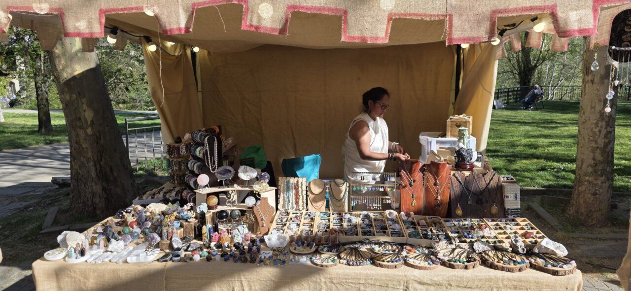 Mujer en un puesto de mercado romano vendiendo joyas y minerales