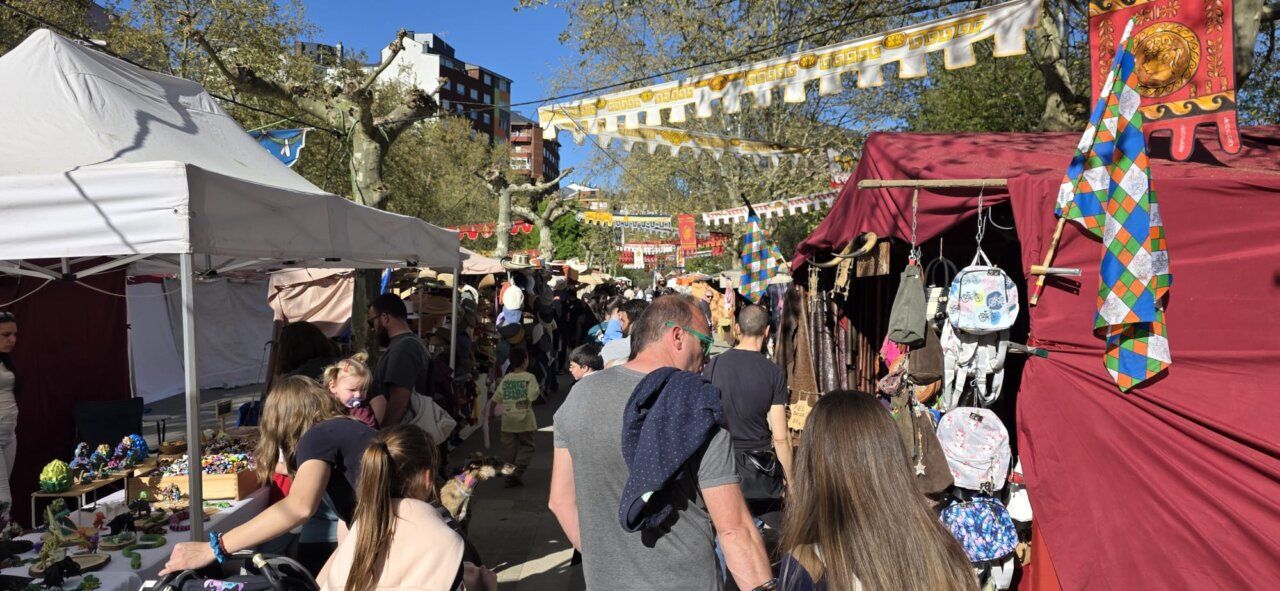 Vista del mercado romano en Ponferrada con gente y puestos