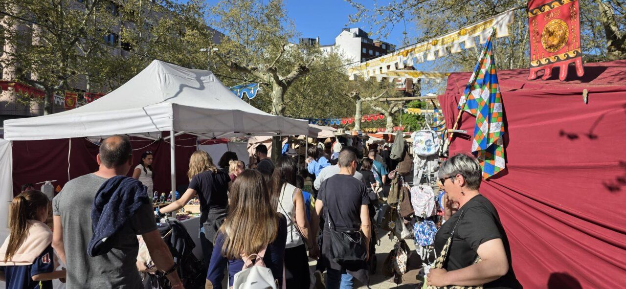 Vista del mercado romano en Ponferrada con gente y puestos