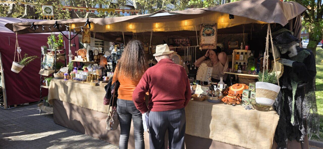 Puesto de mercado romano en Ponferrada con productos artesanales.