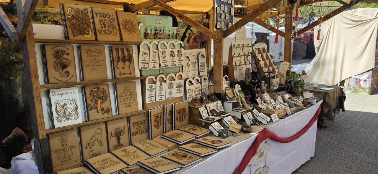 Mesa con artesanías y productos en el mercado romano de Ponferrada