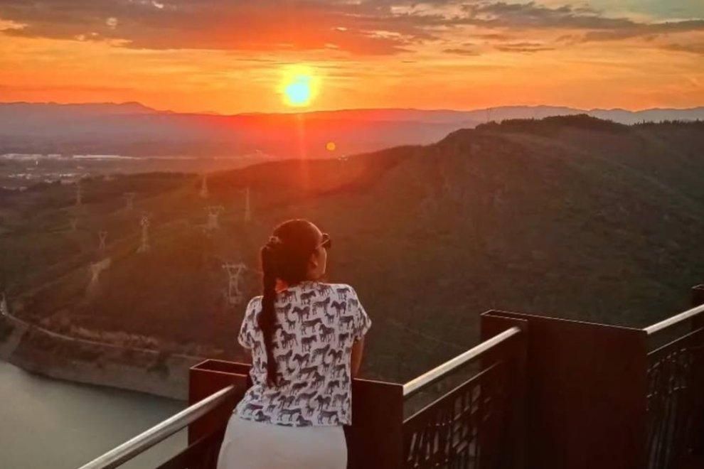 Persona disfrutando del atardecer en un mirador de León