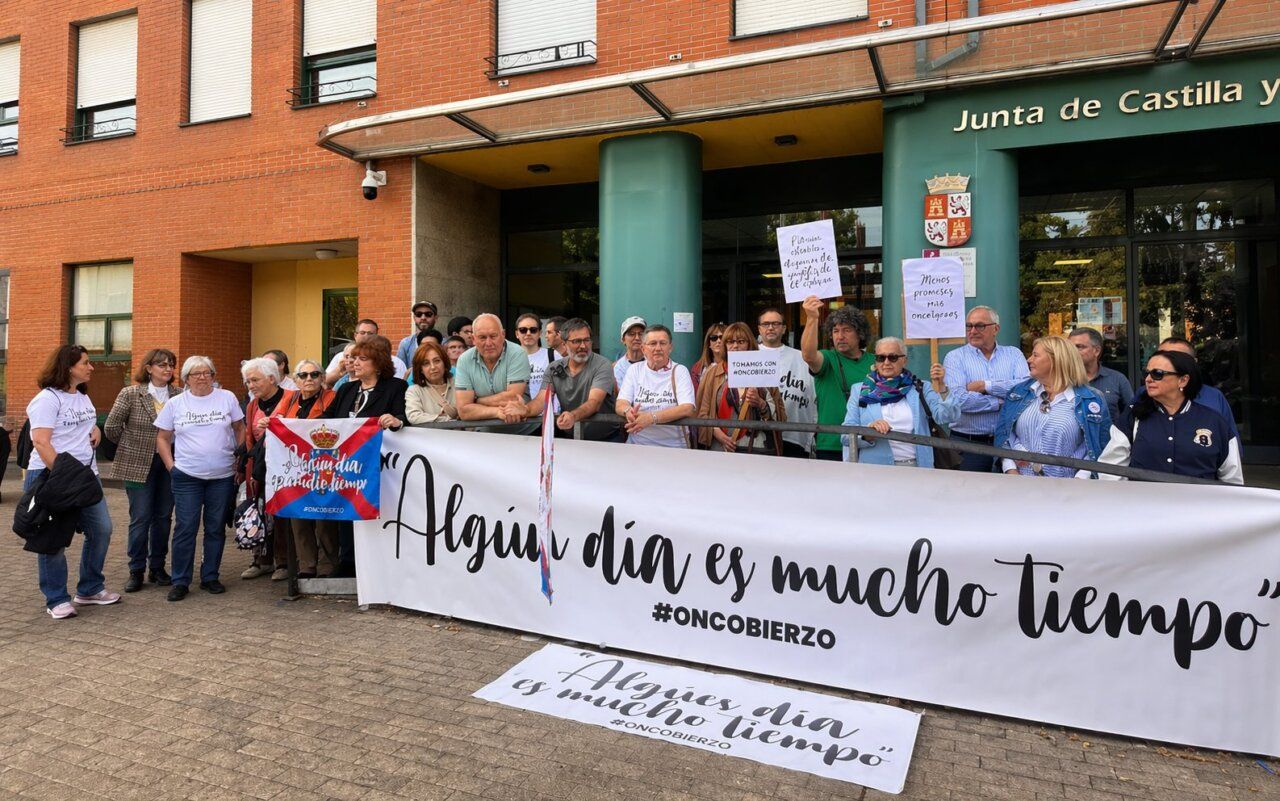 Concentración de Oncobierzo frente a la Junta de Castilla y León