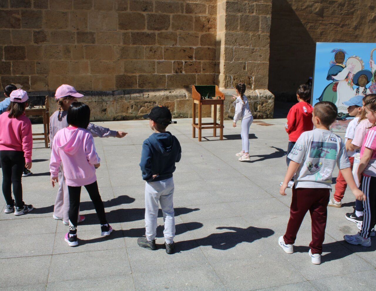 Niños interactuando en el Museo de los Pueblos Leoneses
