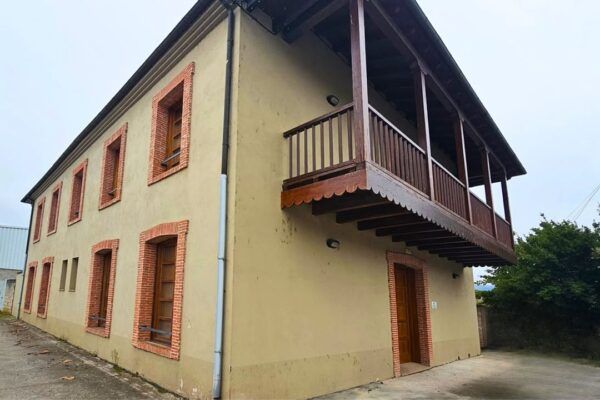 Edificio de las antiguas escuelas en Dehesas para nuevo centro