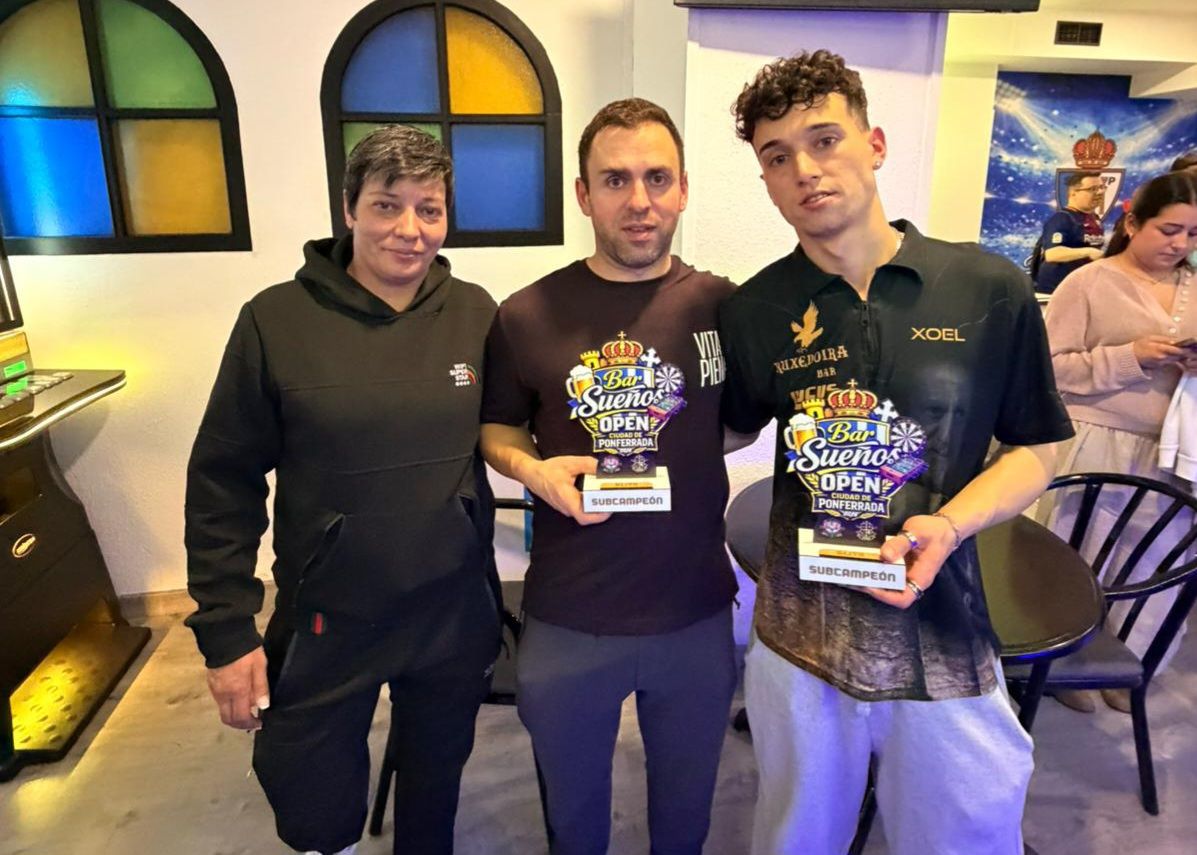Víctor y Javi con trofeos en el Open Ciudad de Ponferrada