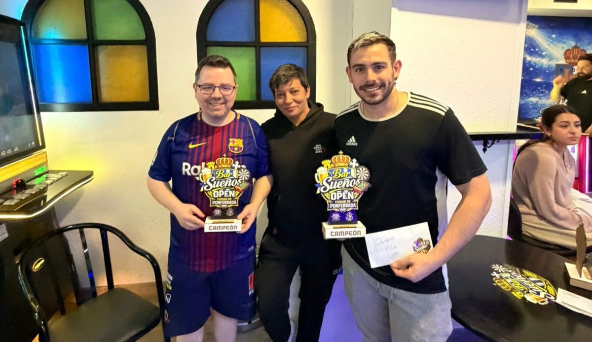 Víctor y Javi sosteniendo trofeos de campeones en el Bar Sueños