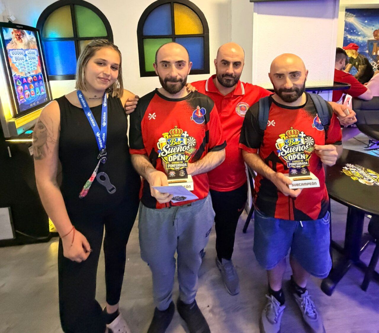Víctor y Javi sosteniendo trofeos en el Bar Sueños de Ponferrada