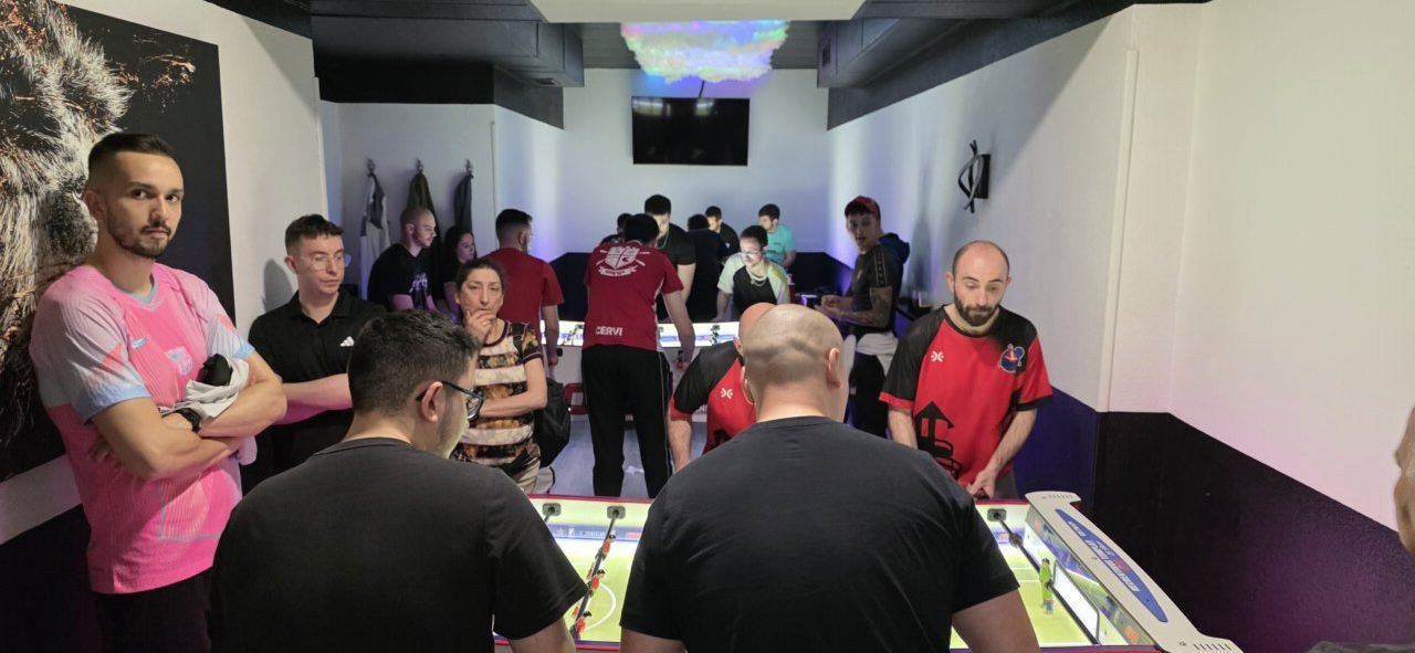 Jugadores compiten en el Open Ciudad de Ponferrada de futbolín en el Bar Sueños.