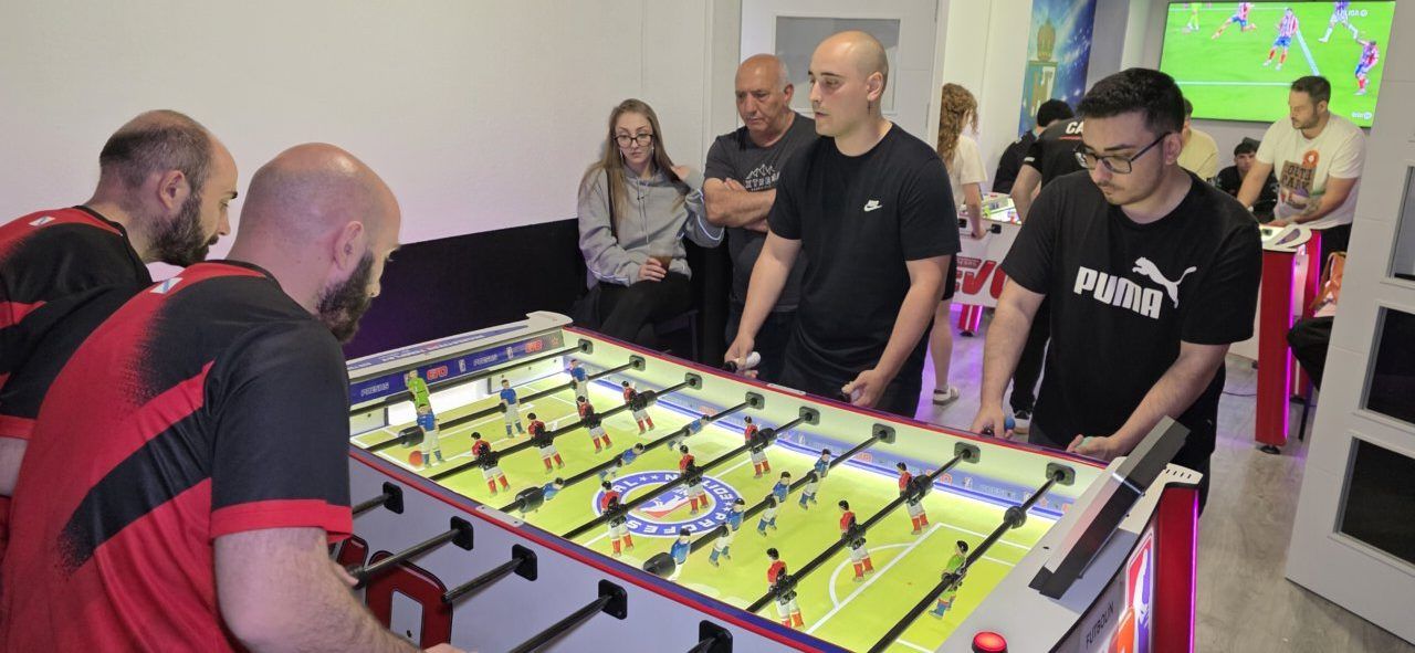 Jugadores compitiendo en un torneo de futbolín en Ponferrada