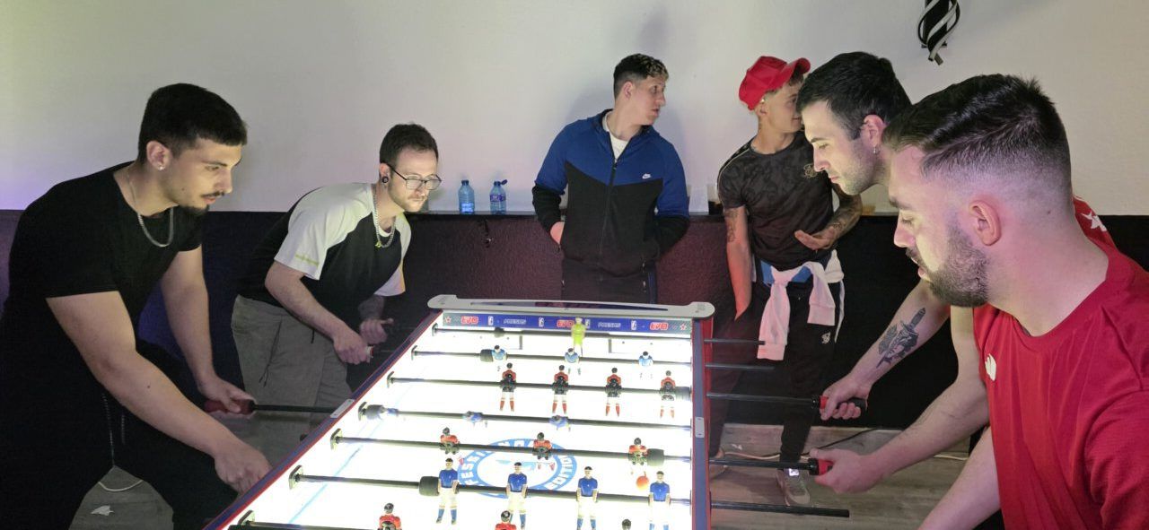 Jugadores compitiendo en un torneo de futbolín en Ponferrada