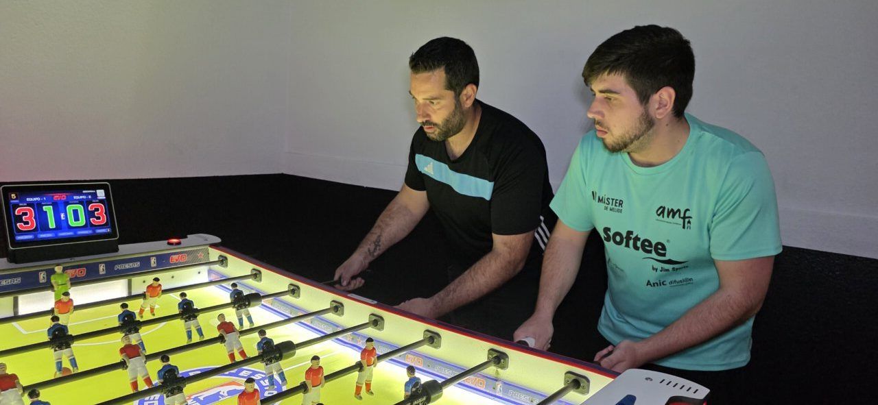 Dos jugadores compiten en un futbolín durante un torneo en Ponferrada