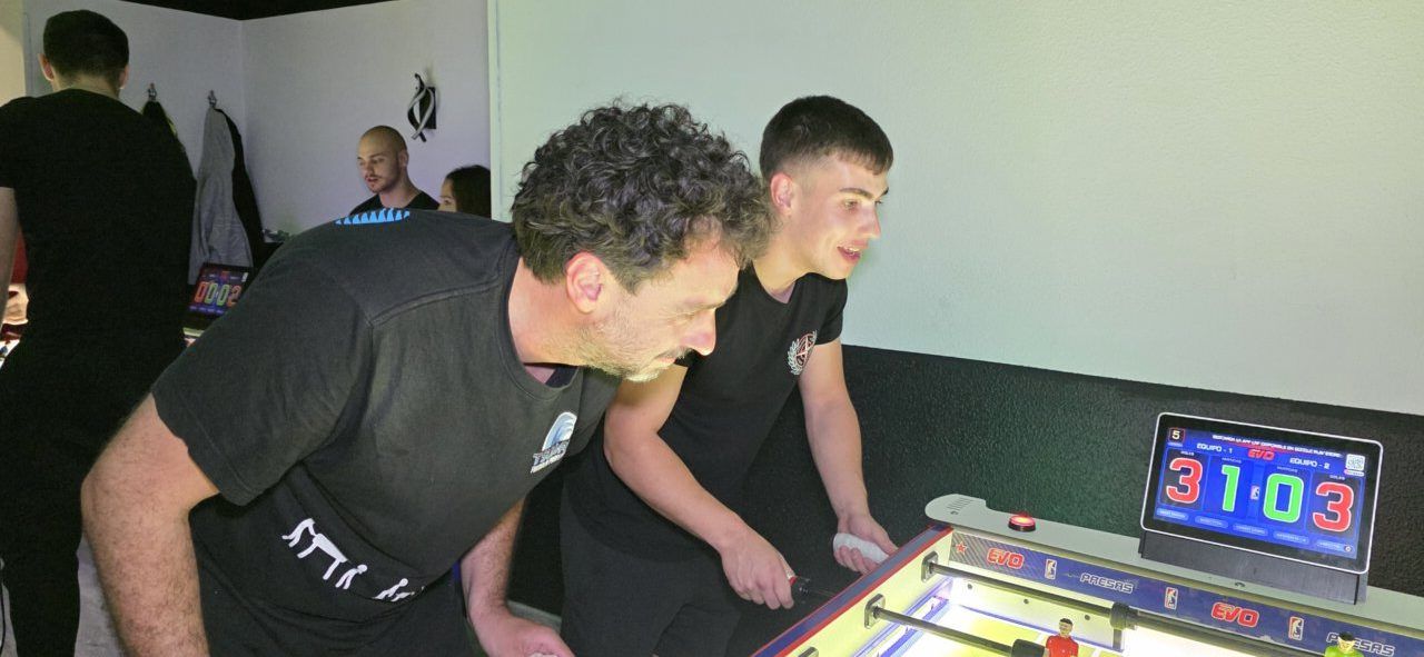 Víctor y Javi compitiendo en el Open Ciudad de Ponferrada de futbolín