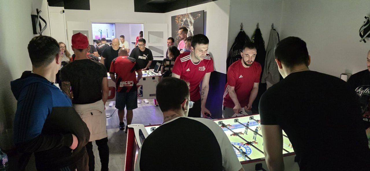 Participantes compitiendo en un torneo de futbolín en Ponferrada