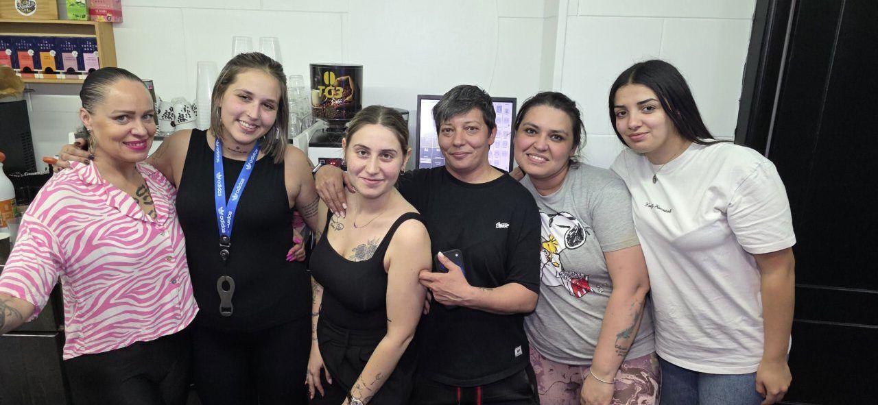 Grupo de personas celebrando en el Bar Sueños durante el Open Ciudad de Ponferrada