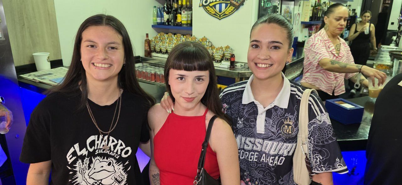 Tres jóvenes sonrientes en el Bar Sueños durante el Open Ciudad de Ponferrada