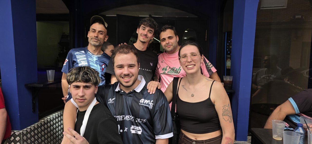 Grupo de personas celebrando en el Open Ciudad de Ponferrada