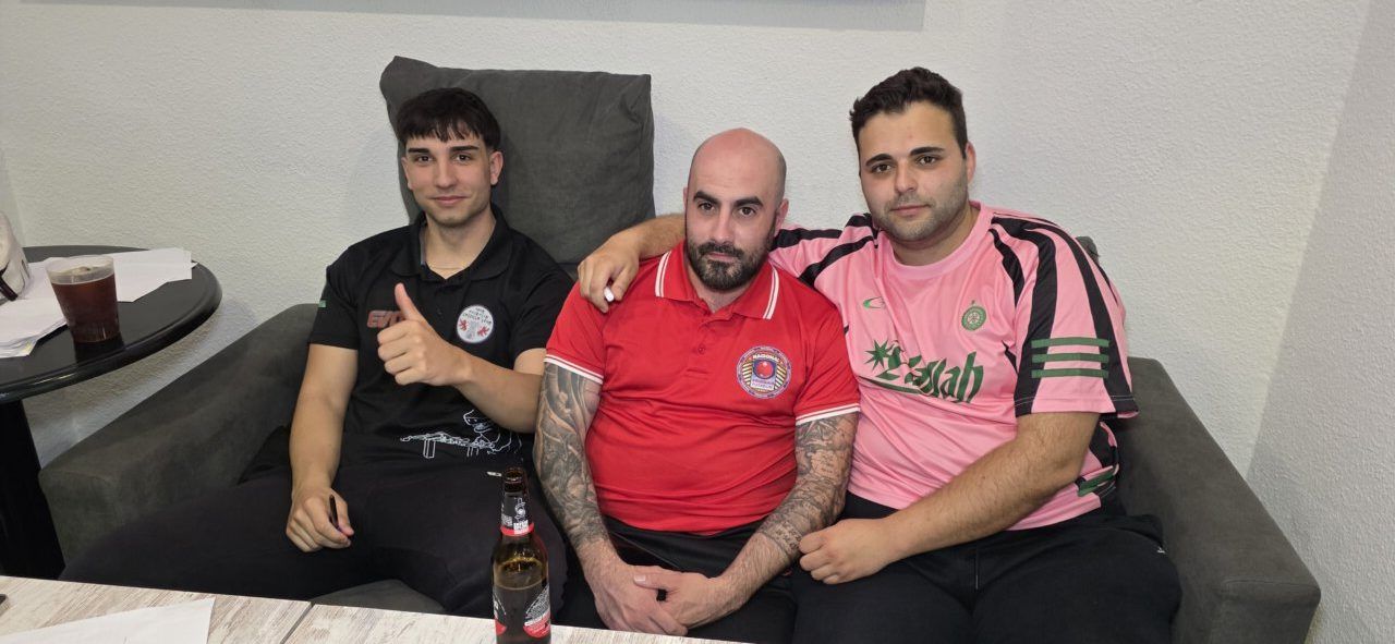 Tres hombres posando en el Bar Sueños tras el torneo de futbolín