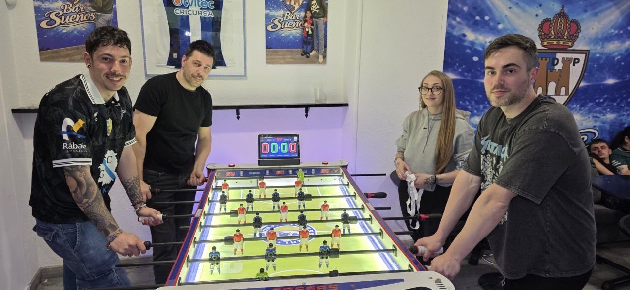 Jugadores compiten en un futbolín en el Bar Sueños de Ponferrada