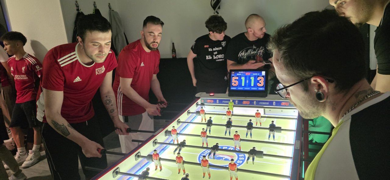 Jugadores compitiendo en un torneo de futbolín en Ponferrada