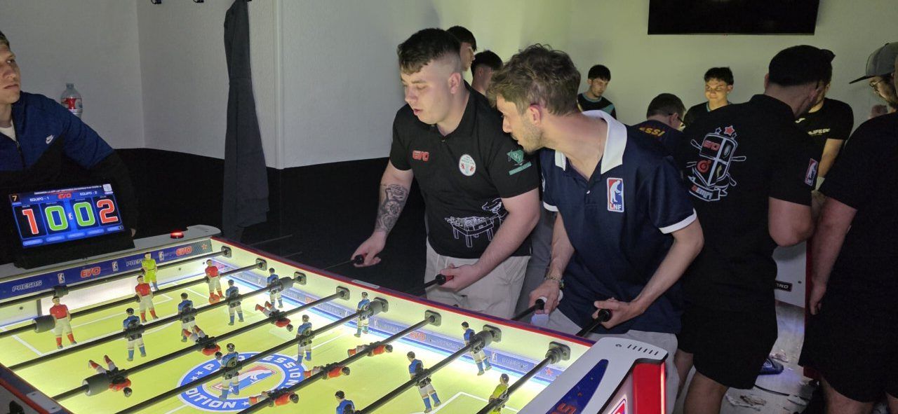 Jugadores compitiendo en un torneo de futbolín en Ponferrada