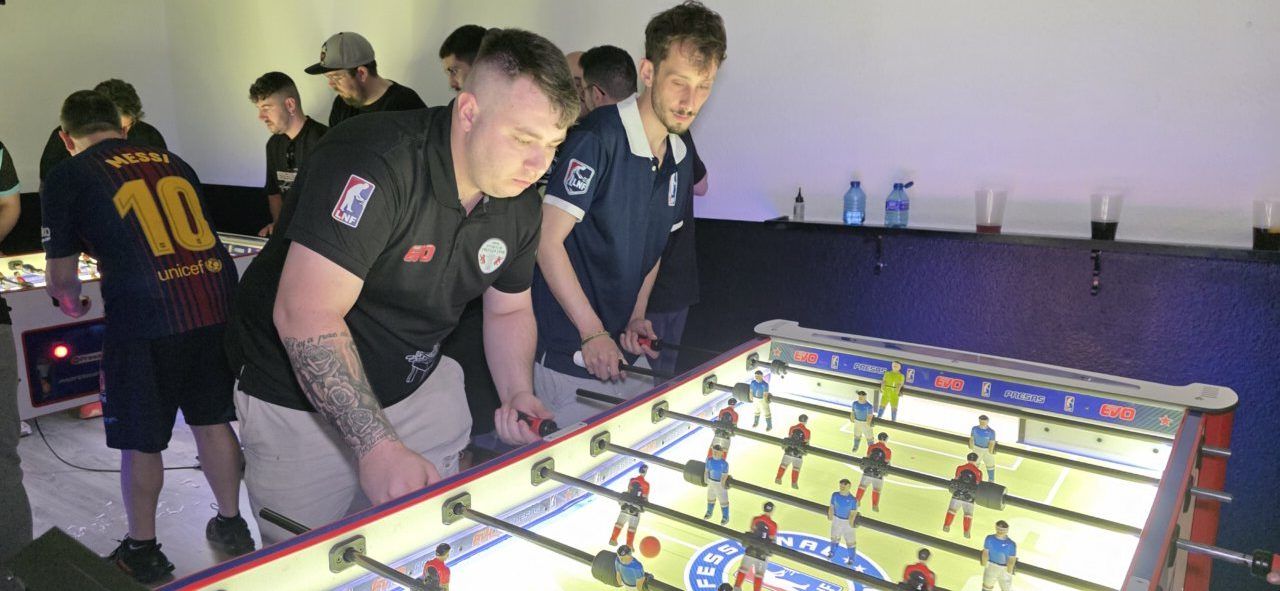 Jugadores compitiendo en un torneo de futbolín en Ponferrada